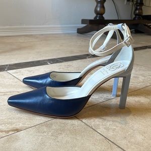 Elegant Antonio Melani heels size 4, navy toe periwinkle heel, worn once indoors